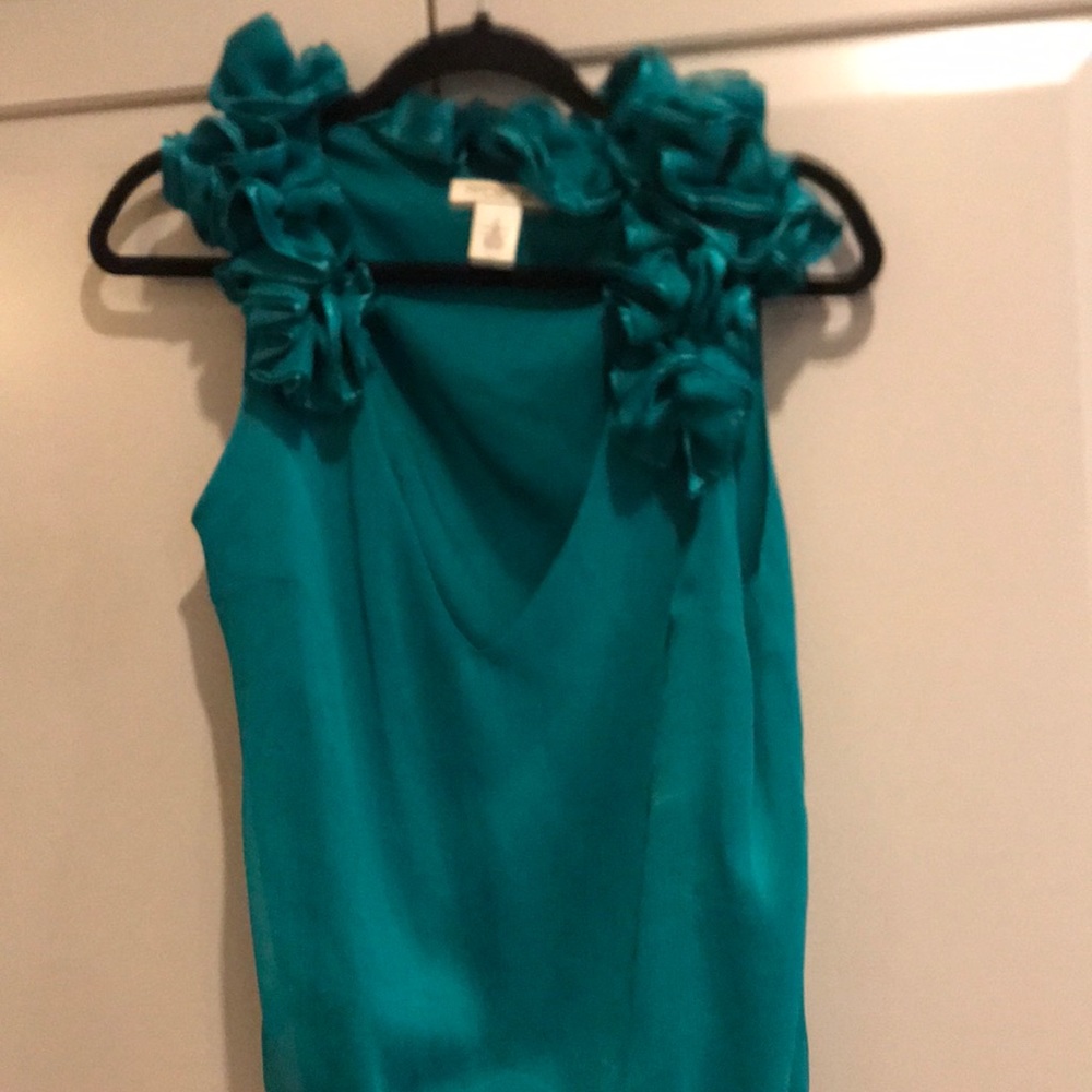 Emerald green rosette detailed sleeveless blouse.
